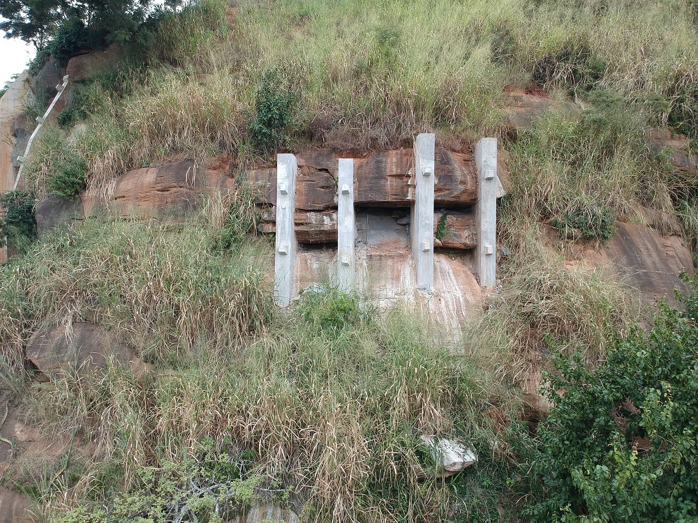 Contrafortes Rochas Encontro Morro Cristo e Palha.JPG