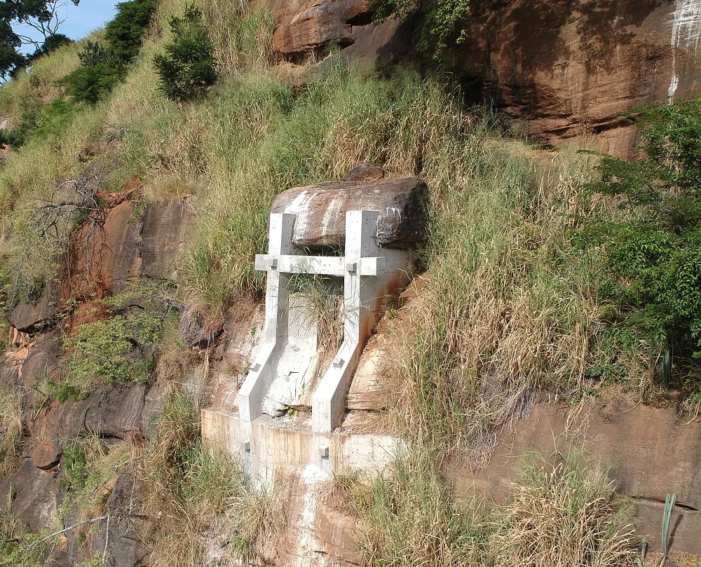 Contrafortes Rocha Isolada do Morro do Cristo.jpg